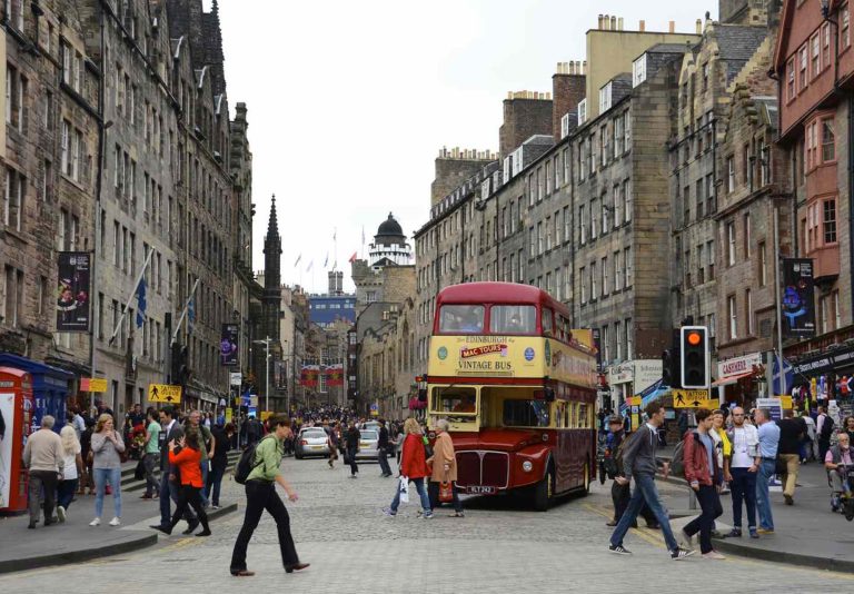 How to Get Around Edinburgh: Navigating the City’s Transport System